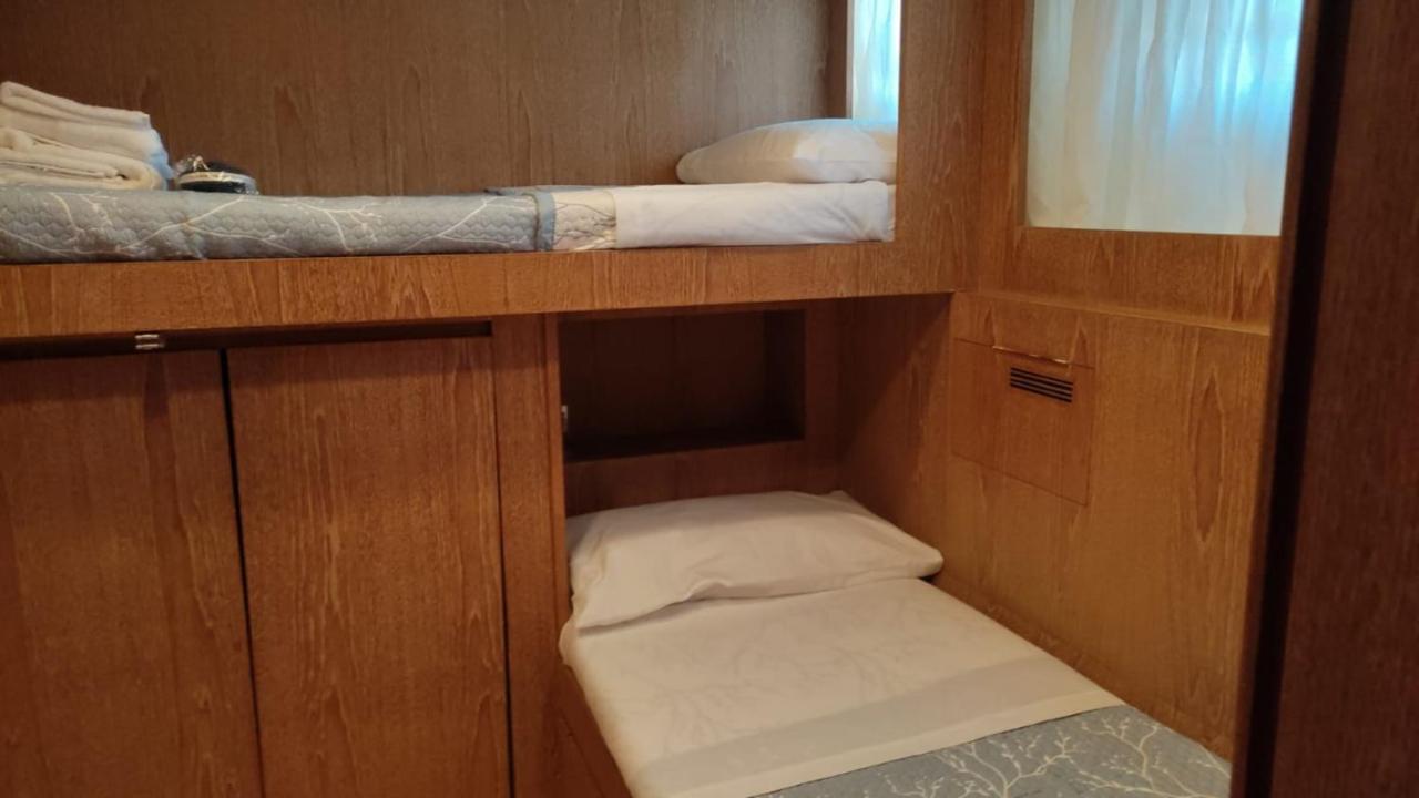 Boat & Breakfast Lucretia, Luxury Yacht Hotel Àrbatax Exterior foto