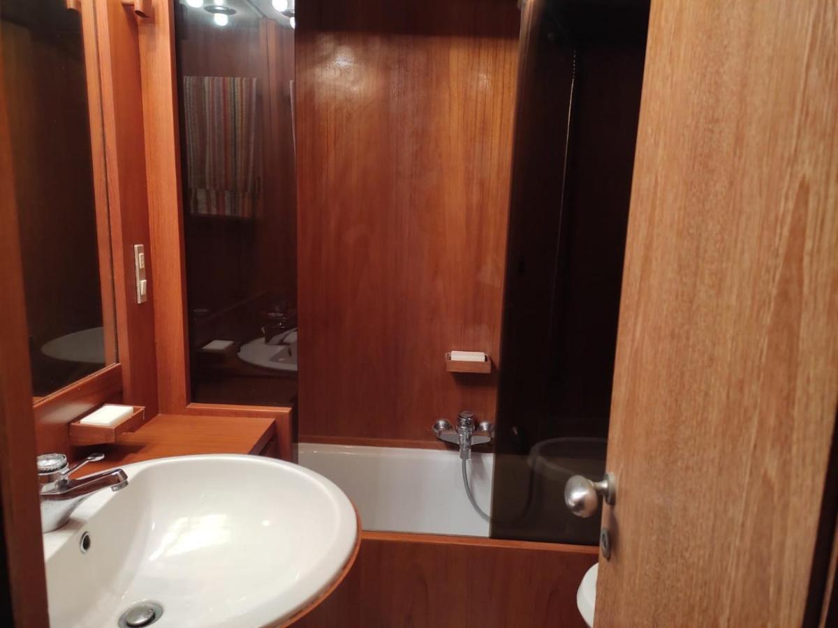 Boat & Breakfast Lucretia, Luxury Yacht Hotel Àrbatax Exterior foto